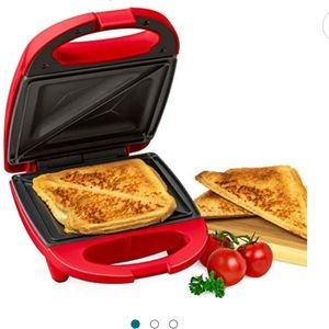 NWT Nostalgia mini sandwich maker- seals and toasts sandwich panini maker (RED)